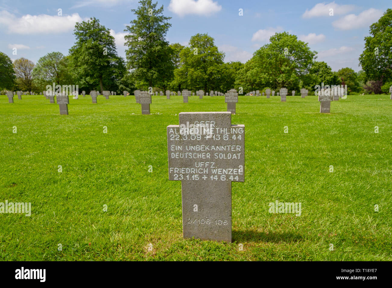 Pierre tombale dans le cimetière de guerre allemand Orglandes Orglandes, Normandie, France. Banque D'Images