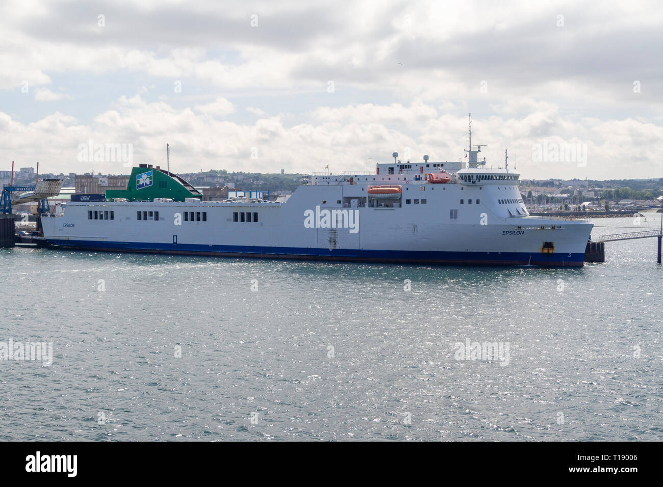 L'Epsilon, un Irish Ferries ROPAX ferry qui relie Dublin à Cherbourg, Cherbourg (rade de Cherbourg), Cotentin, France Banque D'Images