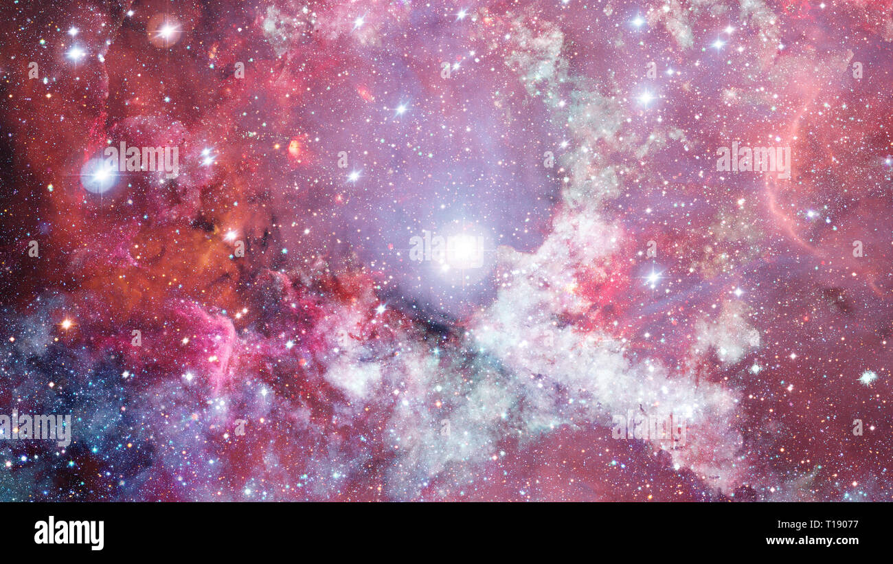Loin d'être nébuleuse brillait et champ stellaire contre l'espace. Éléments de cette image fournie par la NASA Banque D'Images