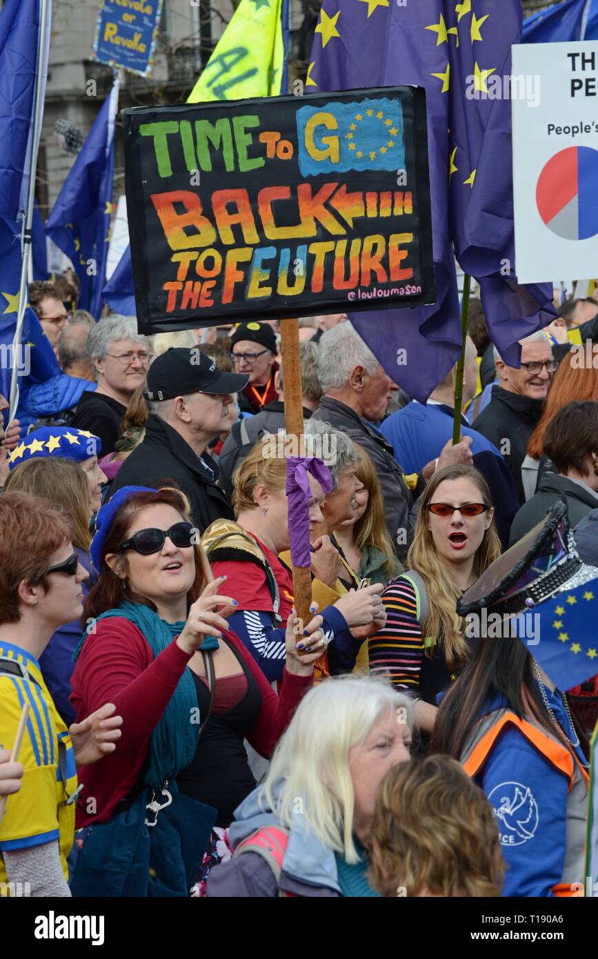 Londres, Royaume-Uni, 23 mars 2019. Une femme est titulaire d'une affiche de la marche contre l'Brexit & à l'appui d'un second référendum sur l'adhésion à l'UE Banque D'Images