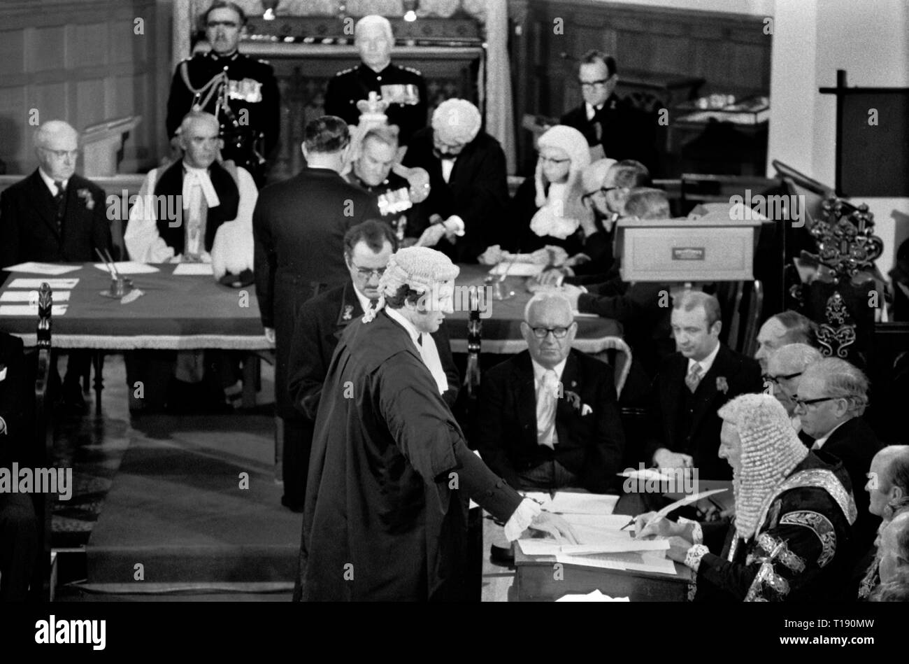 Île de Man des années 70. La Chambre de touches Tynwald est le Parlement Manxois se trouve à St Johns church après la cérémonie de la lecture des lois qu'on observe habituellement, le 5 juillet. Service de l'église, devant le lieutenant-gouverneur en longue perruque, va signer dans les lois récemment adoptées. Le Tynwald Court participe à la cérémonie du jour Tynwald. 1978 HOMER SYKES Banque D'Images