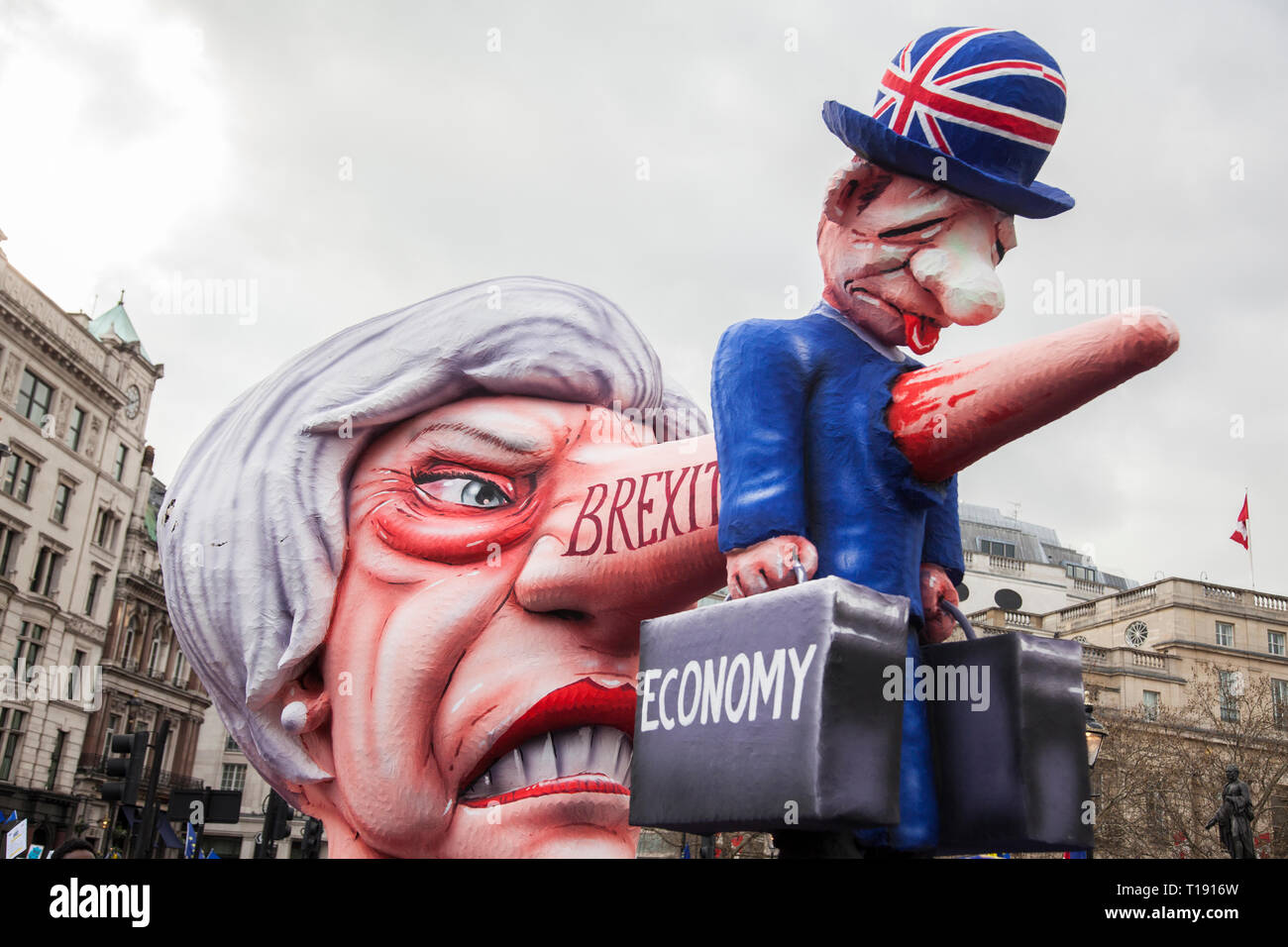 Londres, Royaume-Uni - 23 mars 2019 : une satire politique sculpture de Theresa peut faite par l'artiste Jacques Tilly à mettre au peuple mars à Londres Banque D'Images