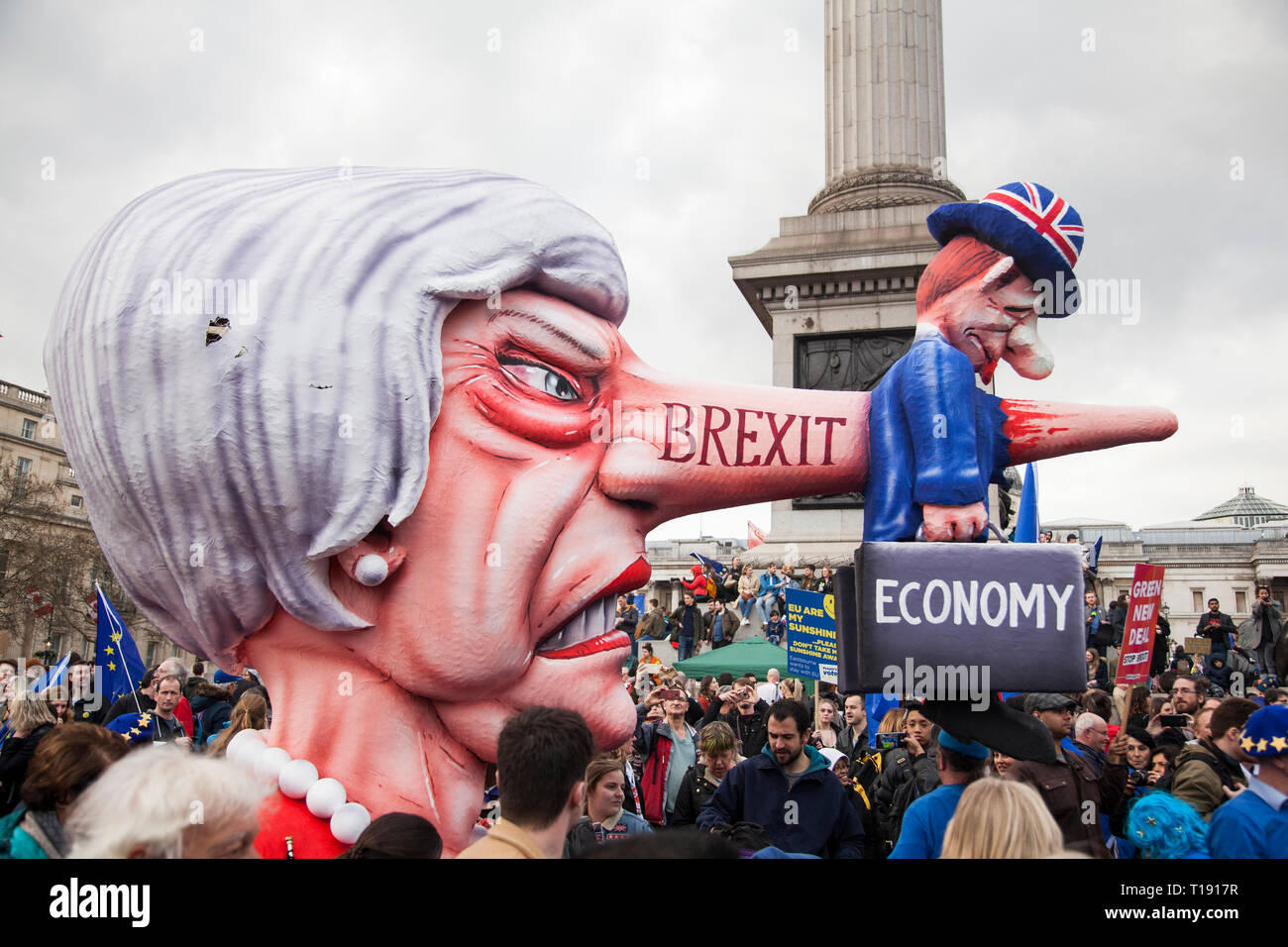 Londres, Royaume-Uni - 23 mars 2019 : une satire politique sculpture de Theresa peut faite par l'artiste Jacques Tilly à mettre au peuple mars à Londres Banque D'Images