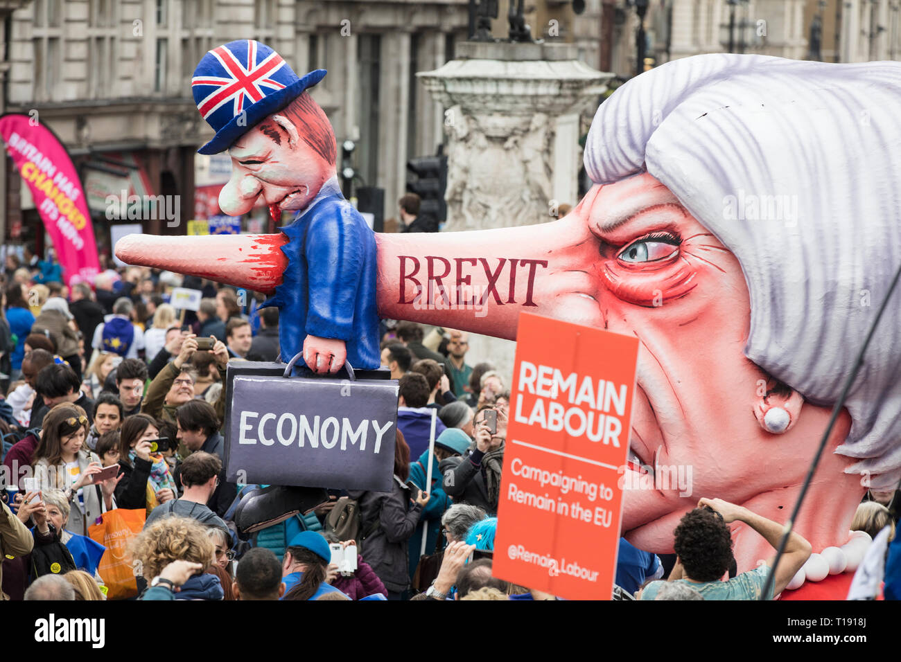 Londres, Royaume-Uni - 23 mars 2019 : une satire politique sculpture de Theresa peut faite par l'artiste Jacques Tilly à mettre au peuple mars à Londres Banque D'Images