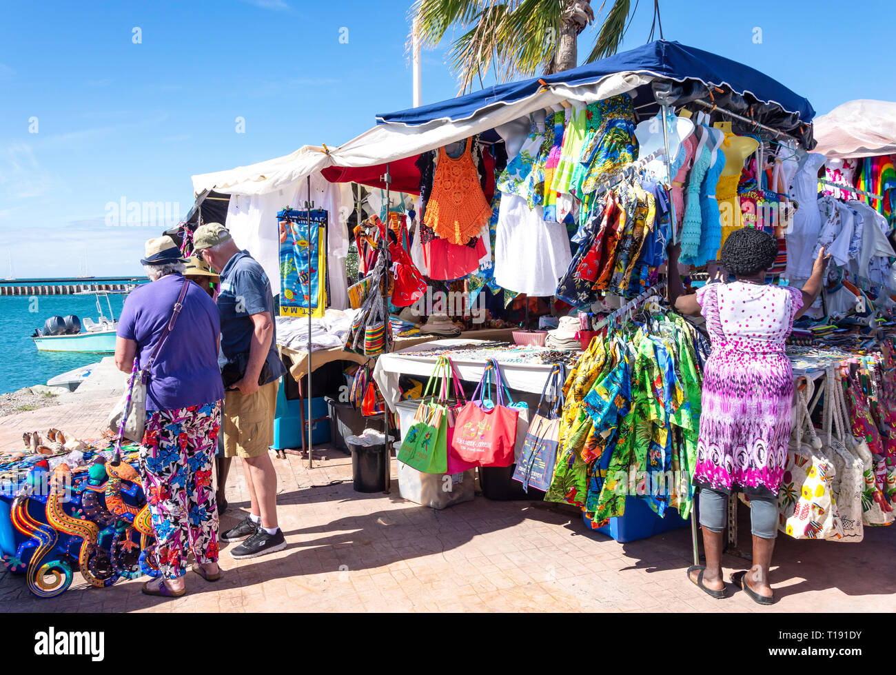 Des marchands de souvenirs, Place du Marché, Marigot, Saint Martin, Petites Antilles, Caraïbes Banque D'Images