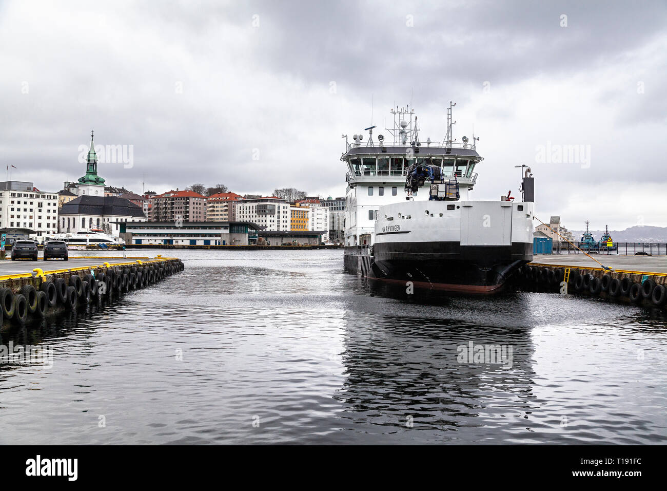 Mesures anti-pollution, les voies d'expédition navire d'inspection OV Ryvingen amarrés dans le port de Bergen, Norvège Banque D'Images