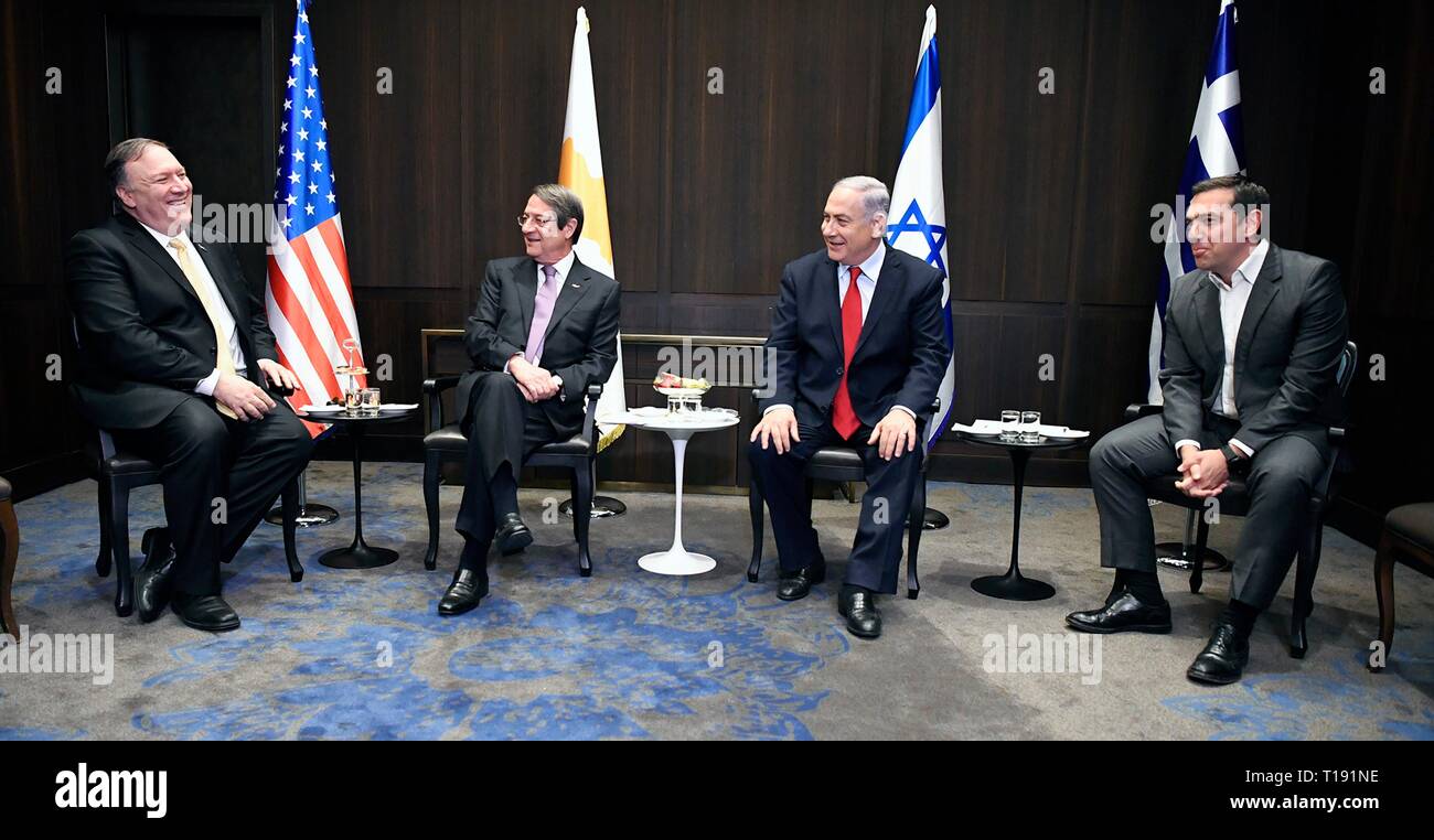 La secrétaire d'État des États-Unis, Mike Pompeo, gauche, au cours de la Méditerranée orientale Leaders Summit le 20 mars 2019 à Jérusalem, Israël. De gauche à droite sont : le secrétaire d'État Mike Pompeo, le président chypriote Nicos Anastasiades, le Premier ministre israélien Benjamin Netanyahu et le Premier Ministre grec Alexis Tsipras Banque D'Images