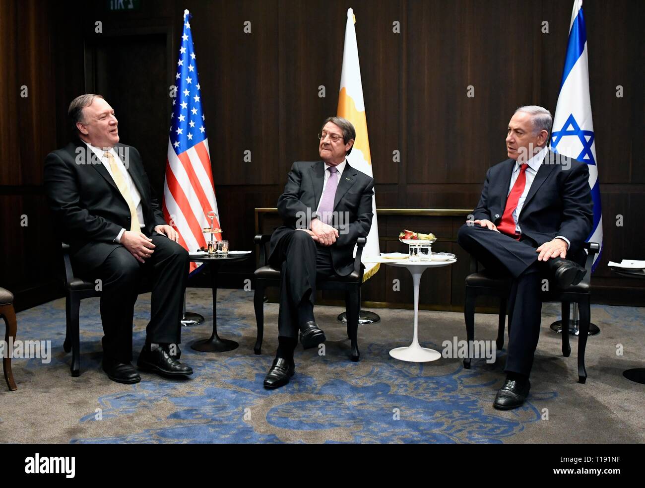 La secrétaire d'État des États-Unis, Mike Pompeo, gauche, au cours de la Méditerranée orientale Leaders Summit le 20 mars 2019 à Jérusalem, Israël. De gauche à droite sont : le secrétaire d'État Mike Pompeo, le président chypriote Nicos Anastasiades et le Premier ministre israélien Benjamin Netanyahu. Banque D'Images