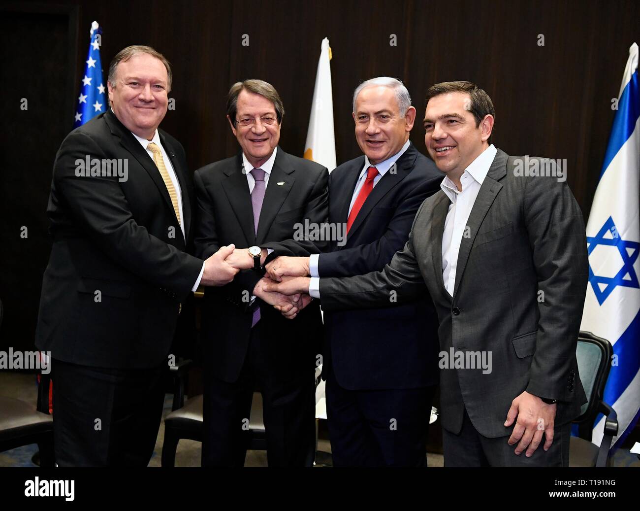 La secrétaire d'État des États-Unis, Mike Pompeo, gauche, associe à d'autres dirigeants au cours du Sommet des dirigeants de l'Est de la Méditerranée, le 20 mars 2019 à Jérusalem, Israël. De gauche à droite sont : le secrétaire d'État Mike Pompeo, le président chypriote Nicos Anastasiades, le Premier ministre israélien Benjamin Netanyahu et le Premier Ministre grec Alexis Tsipras Banque D'Images