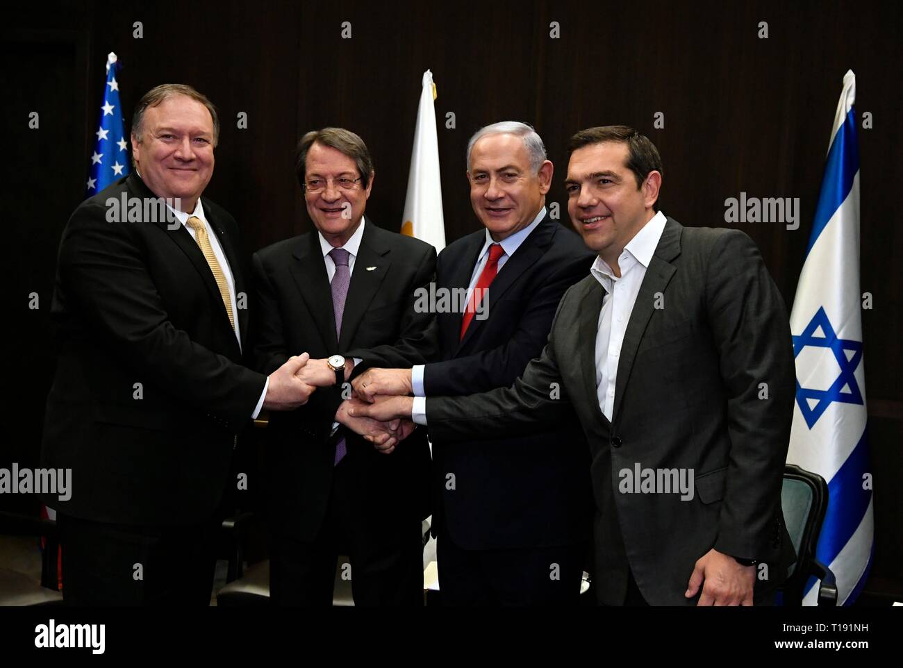 La secrétaire d'État des États-Unis, Mike Pompeo, gauche, associe à d'autres dirigeants au cours du Sommet des dirigeants de l'Est de la Méditerranée, le 20 mars 2019 à Jérusalem, Israël. De gauche à droite sont : le secrétaire d'État Mike Pompeo, le président chypriote Nicos Anastasiades, le Premier ministre israélien Benjamin Netanyahu et le Premier Ministre grec Alexis Tsipras Banque D'Images