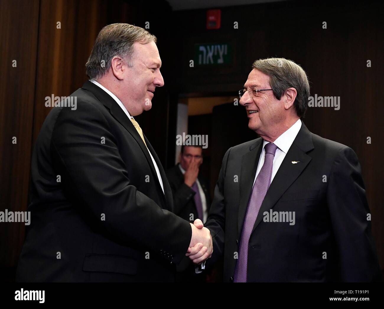 La secrétaire d'État des États-Unis, Mike Pompeo, serre la main avec le président chypriote Nicos Anastasiades, droite, au cours de la Méditerranée orientale Leaders Summit le 20 mars 2019 à Jérusalem, Israël. Banque D'Images