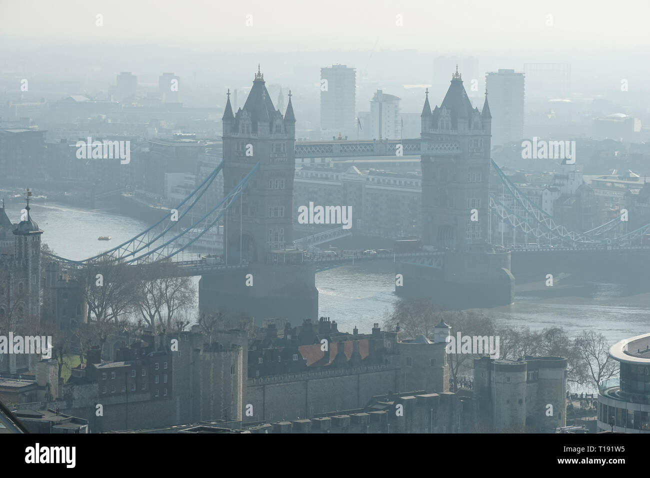 Brouillard de Londres, Tower Bridge et ses environs le matin d'une journée brumeuse, Londres Angleterre Royaume-Uni Banque D'Images