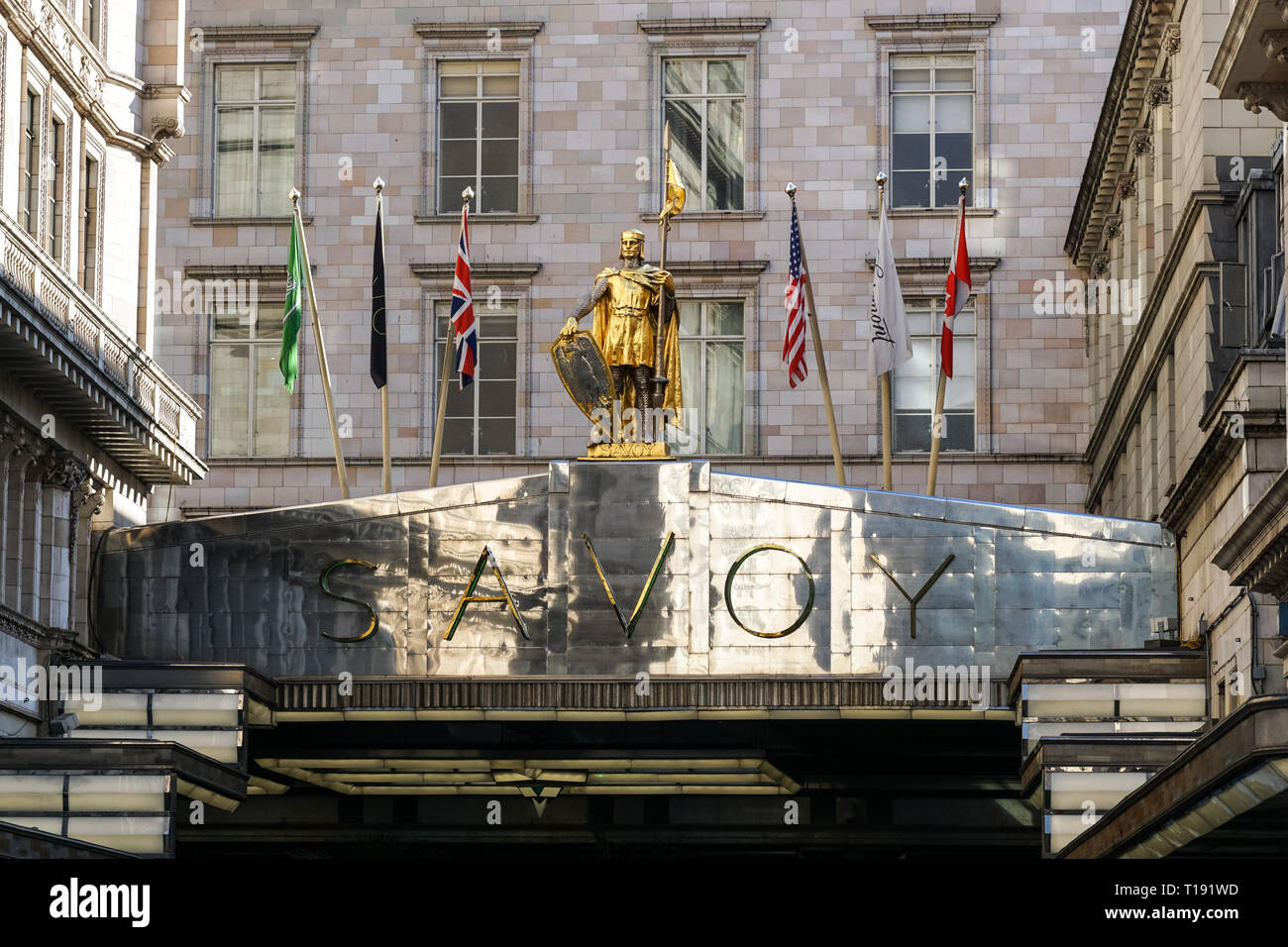 Savoy Hotel on Strand, extérieur, entrée, Londres Angleterre Royaume-Uni Banque D'Images
