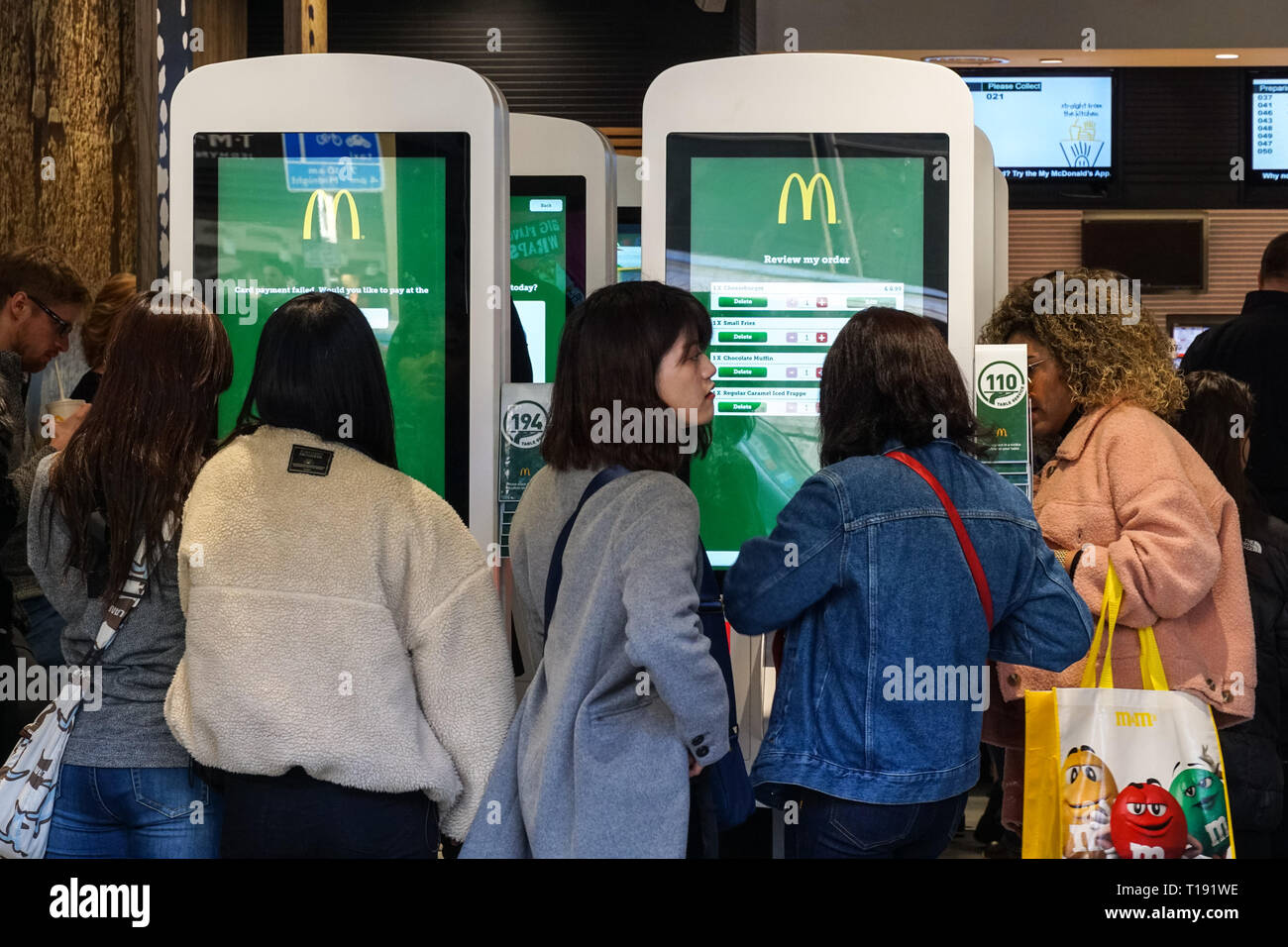 Les jeunes de l'alimentation commande chez McDonald's restaurant, London England Royaume-Uni UK Banque D'Images