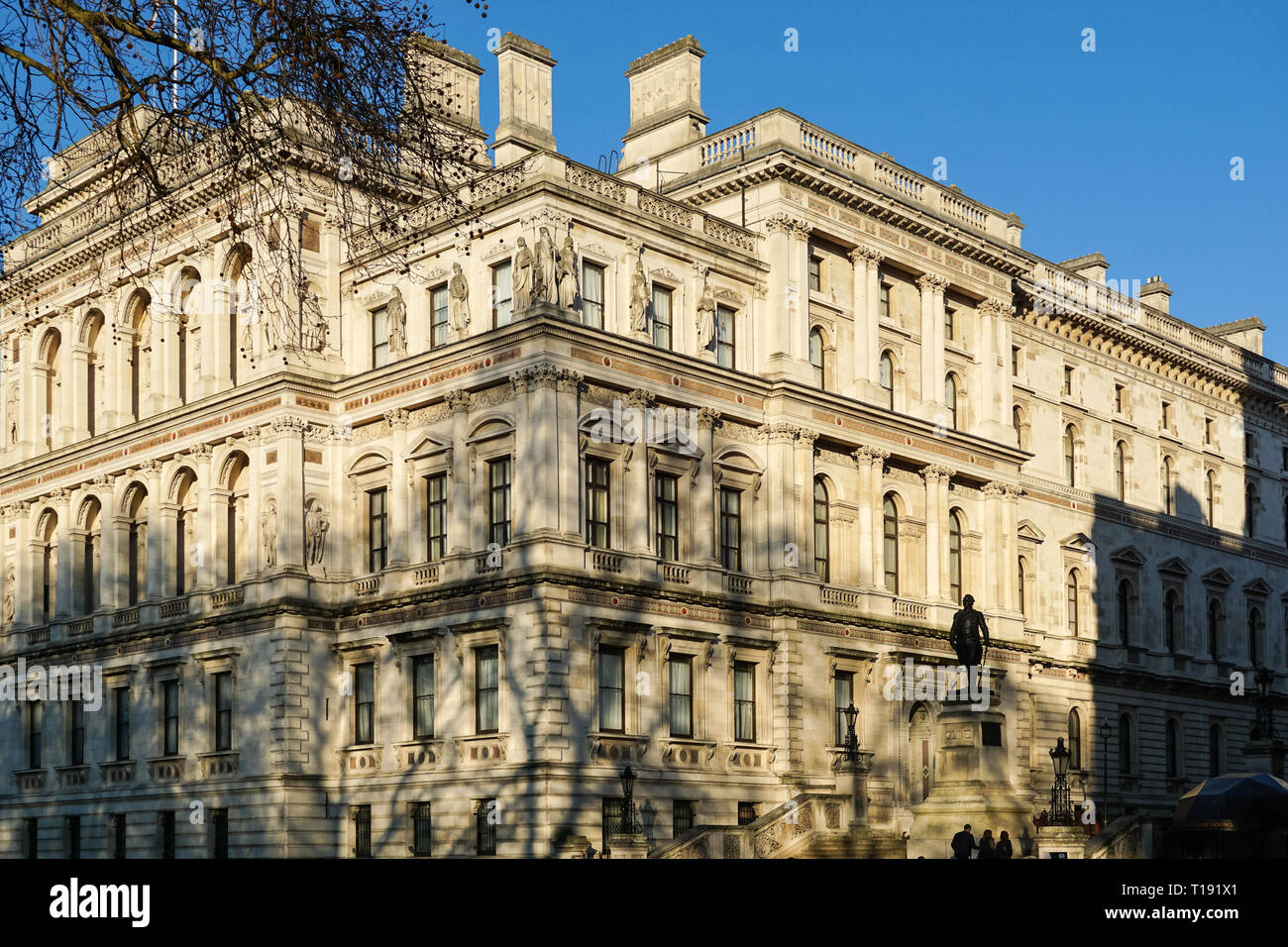 Le Foreign and Commonwealth Office à Whitehall avec Robert Clive Memorial, Londres Angleterre Royaume-Uni Banque D'Images