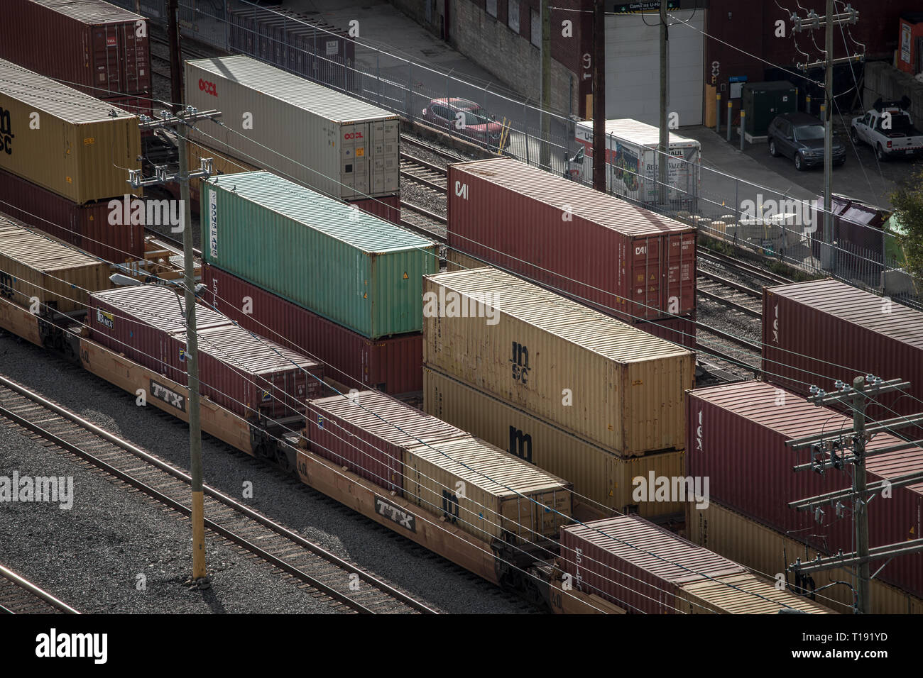 Montréal, Canada - le 8 novembre 2018 : à partir de la gare de trains de conteneurs avec Mediterranean Shipping Company (MSC) et des chariots industriels dans la po Banque D'Images