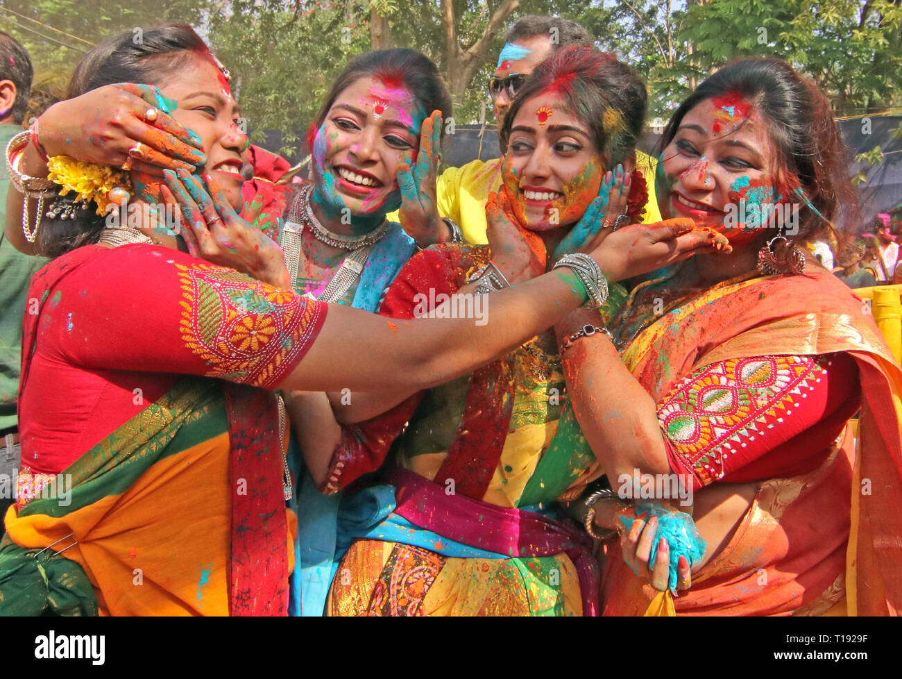 Les étudiants de l'Université de Visva-Bharati poudre couleur frottis à l'autre pendant le 'Basanta Utsava' célébration.Rabindranath Tagore premier prix Nobel d'Asie introduit "Basanta Utsava' à Santiniketan dans l'année 1925 et il bienvenue au printemps le jour de pleine lune pour célébrer avec les élèves, enseignants, personnel et Ashramik. Les étudiants de l'Université bienvenue au printemps par le chant et danse après que jouer de la poudre de couleur. Maintenant, il est devenu festival national de l'Inde. Les gens de différentes régions du pays et de l'étranger viennent pour voir le festival. La caractéristique principale du festival est les gens Banque D'Images