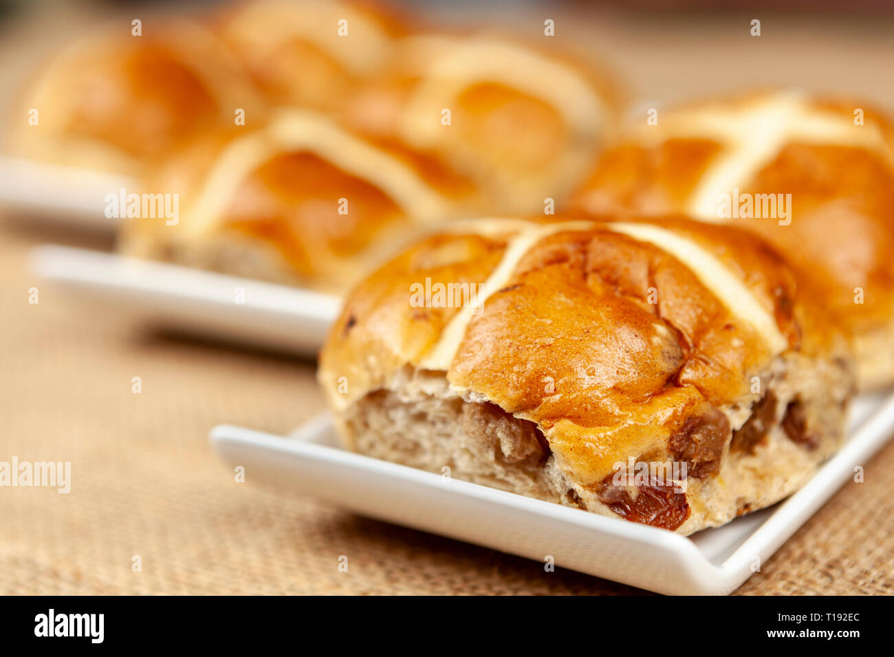Close up de golden les brioches sur plateaux de service blanc Banque D'Images