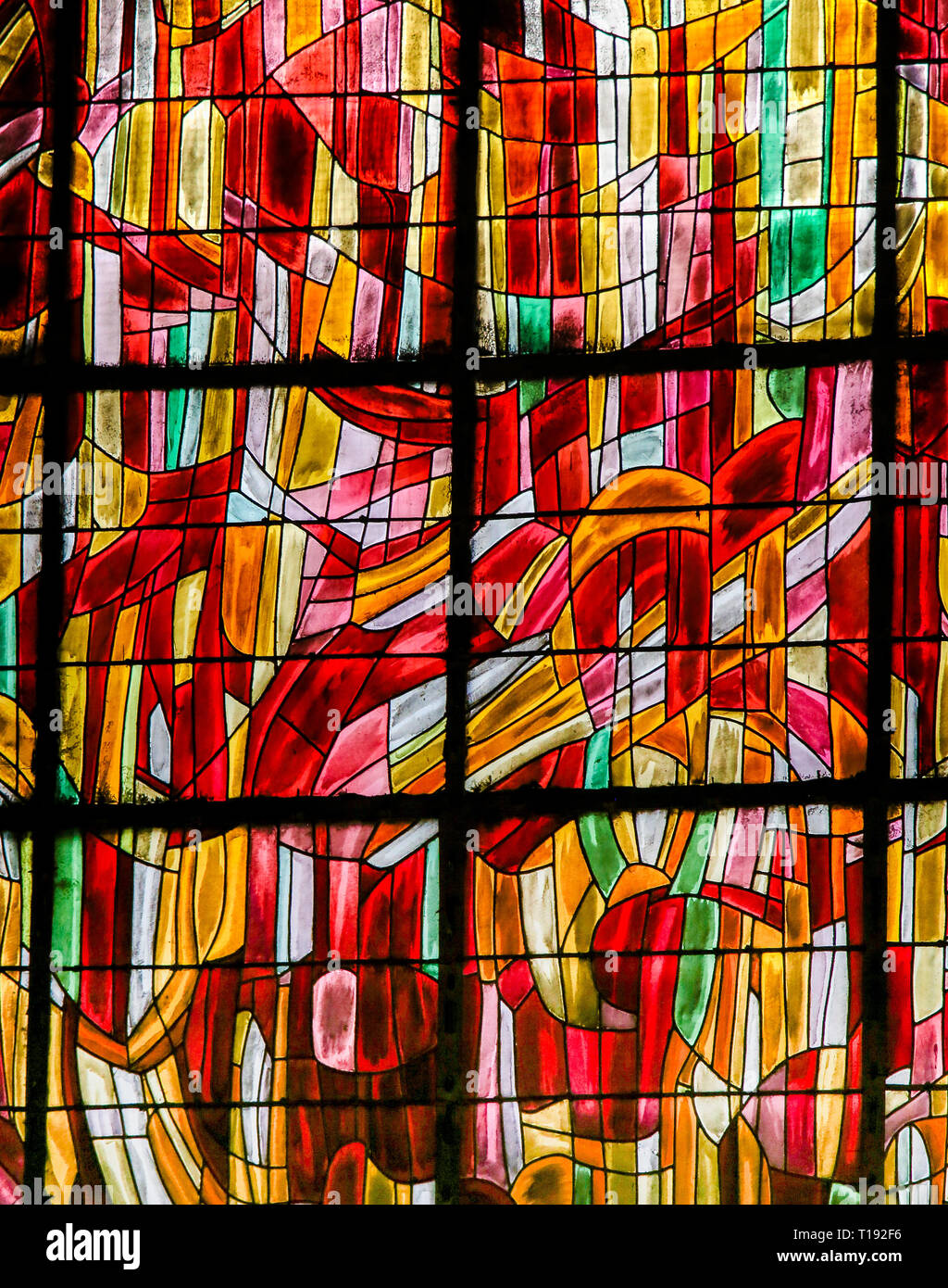 Résumé des vitraux dans l'église de Saint Severin, Quartier Latin, Paris, France. Banque D'Images