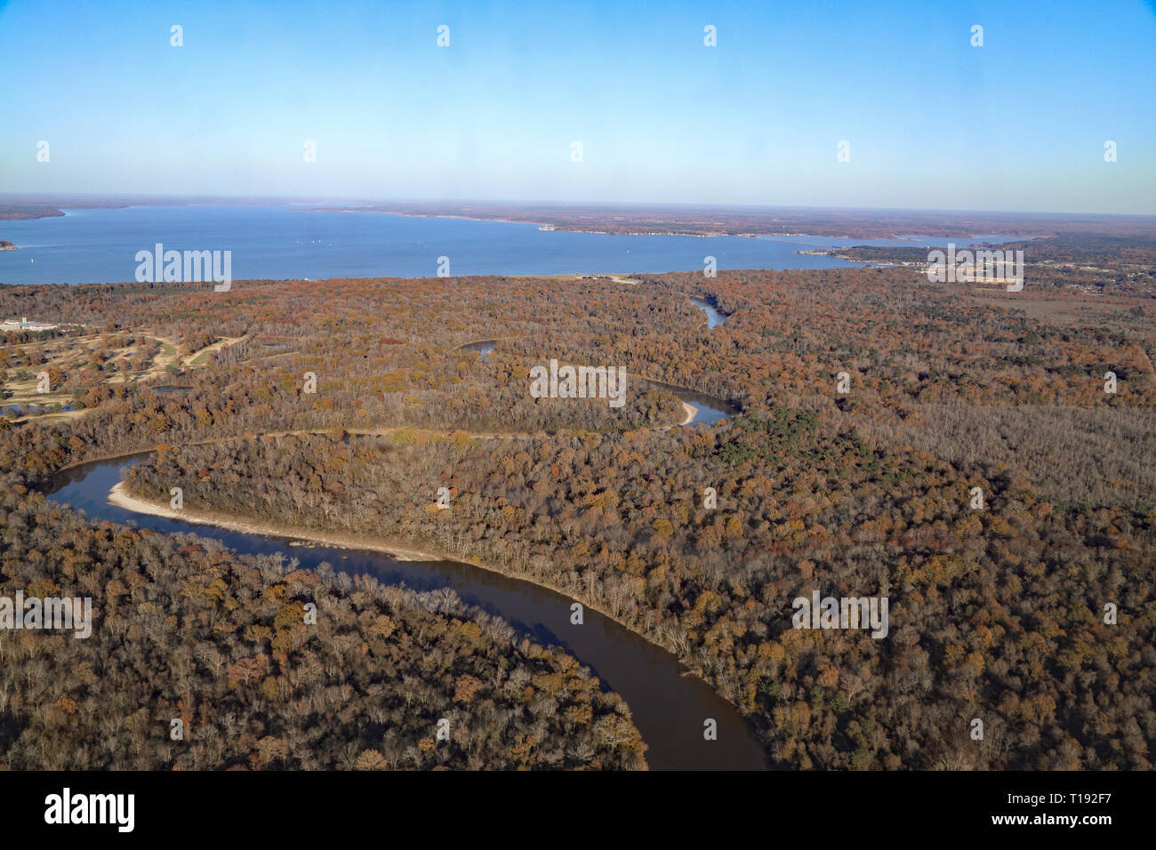 Jackson, MS - USA / 2 décembre 2018 : Pearl River et Ross Barnet réservoir avec les arbres d'automne dans le Mississippi Banque D'Images