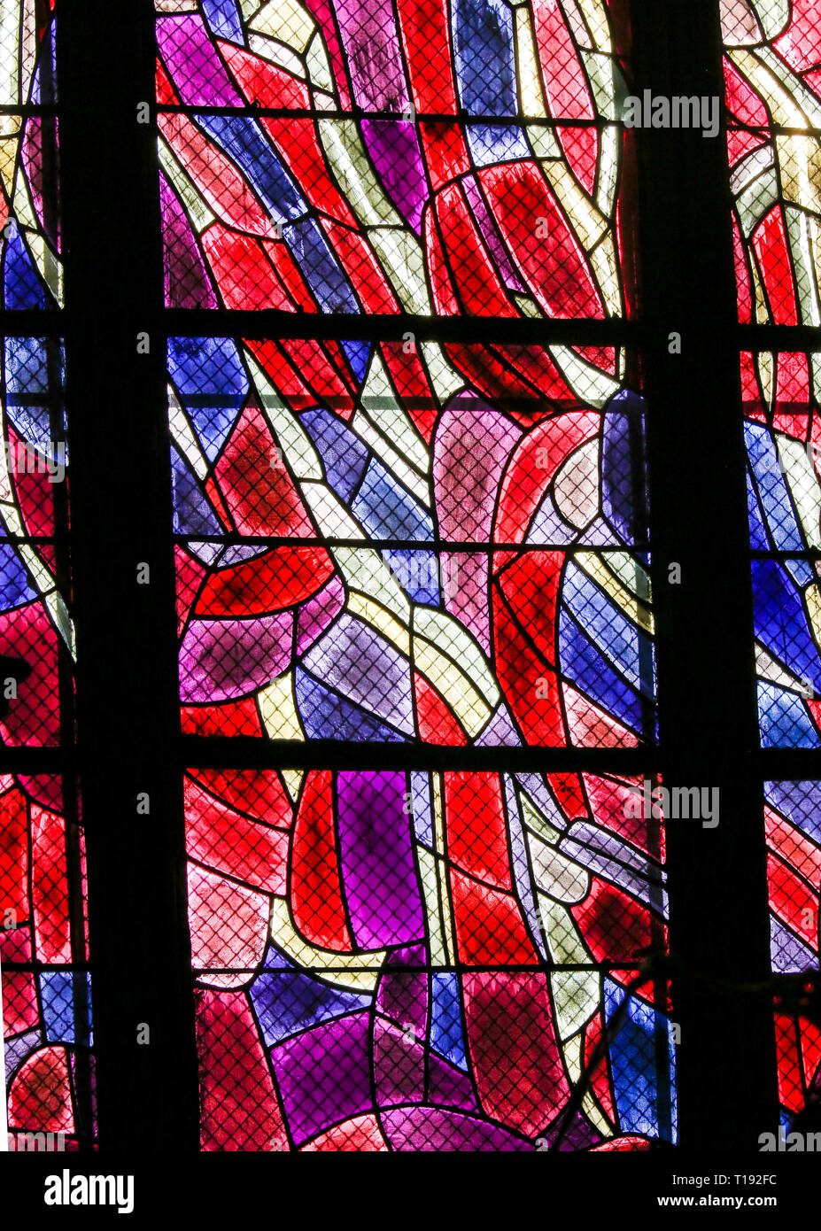 Résumé des vitraux dans l'église de Saint Severin, Quartier Latin, Paris, France. Banque D'Images