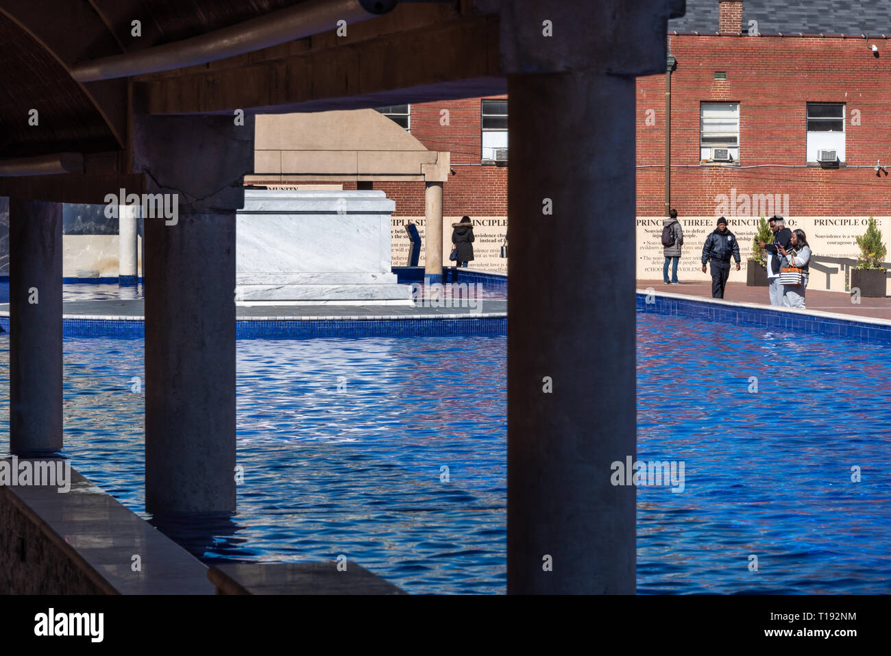 En tombeau de Martin Luther King, Jr. et son épouse Coretta Scott King dans le miroir d'eau au centre King à Atlanta, Géorgie. (USA) Banque D'Images