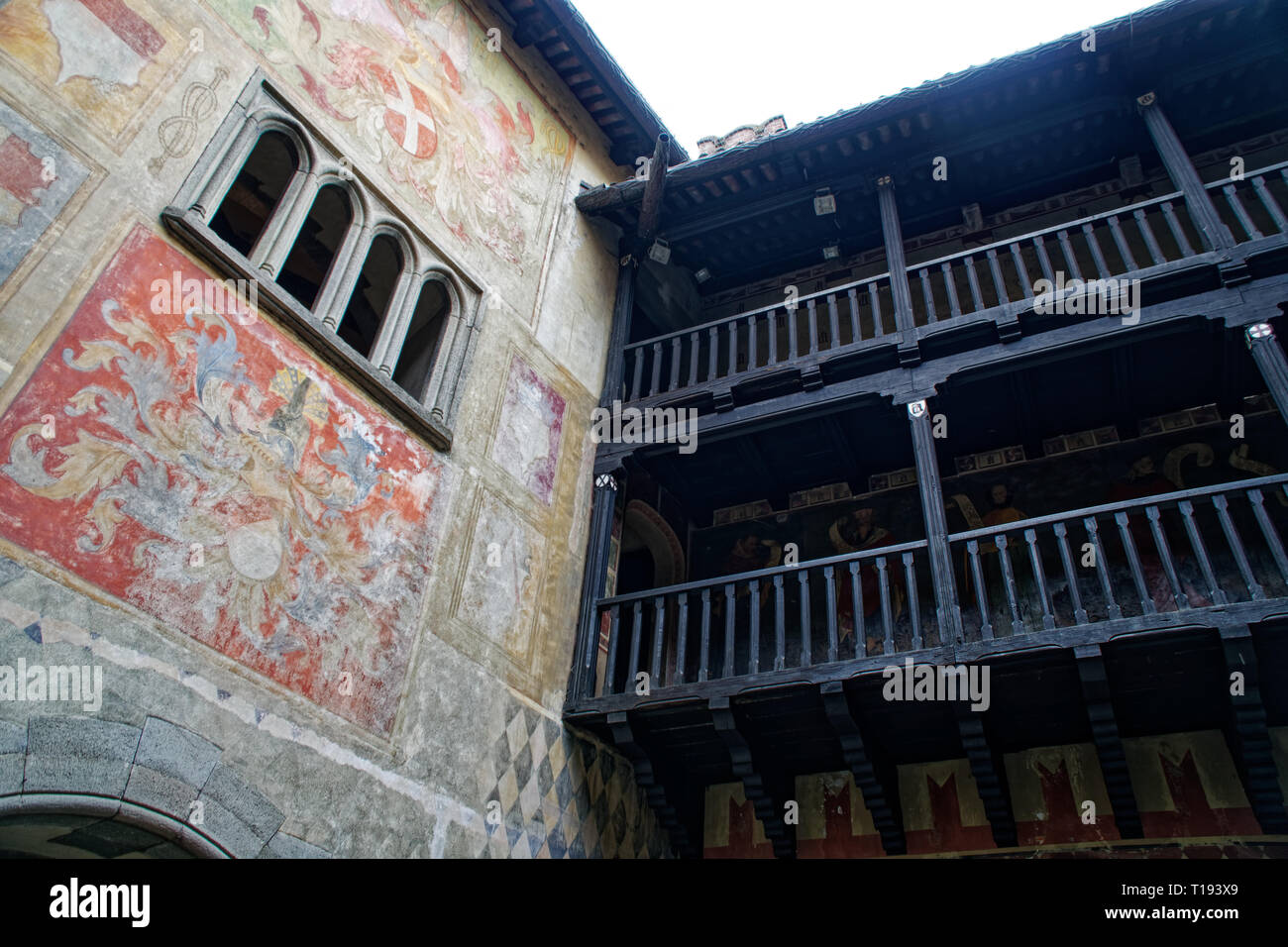 Galerie de bois médiévale du deuxième étage dans un vieux château en pierre. Banque D'Images