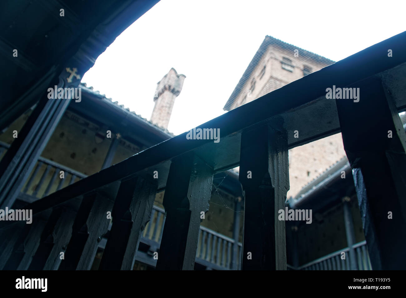 Galerie de bois médiévale du deuxième étage dans un vieux château en pierre. Banque D'Images