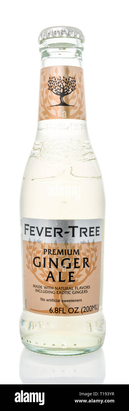 Winneconne, WI - 19 mars 2019 : une bouteille de Fever tree ginger ale sur un fond isolé Banque D'Images