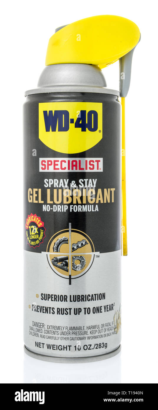 Winneconne, WI - 19 mars 2019 : un vaporisateur de WD-40 spray et gel spécialiste séjour aucun lubrifiant - goutte sur une formule de base isolés Banque D'Images