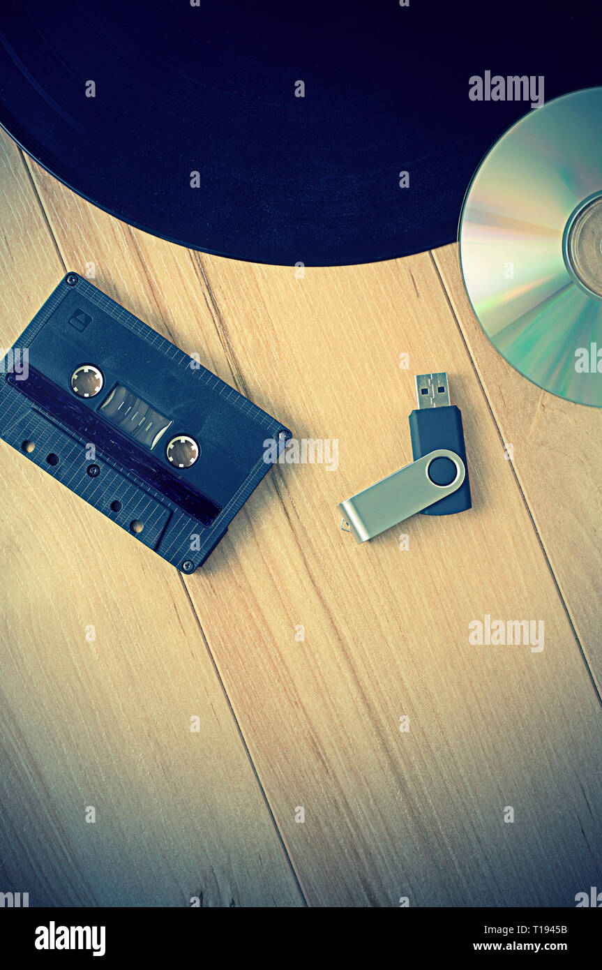 L'évolution de l'enregistrement de musique look vintage avec clé USB  Cassette, disque vinyle et CD Photo Stock - Alamy