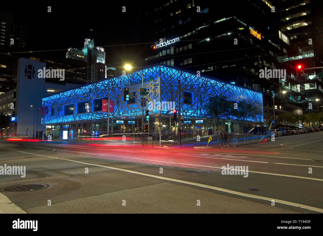 Ce bâtiment à l'angle de Folsom et 3e à San Francisco devienne bleu chaque nuit. Banque D'Images