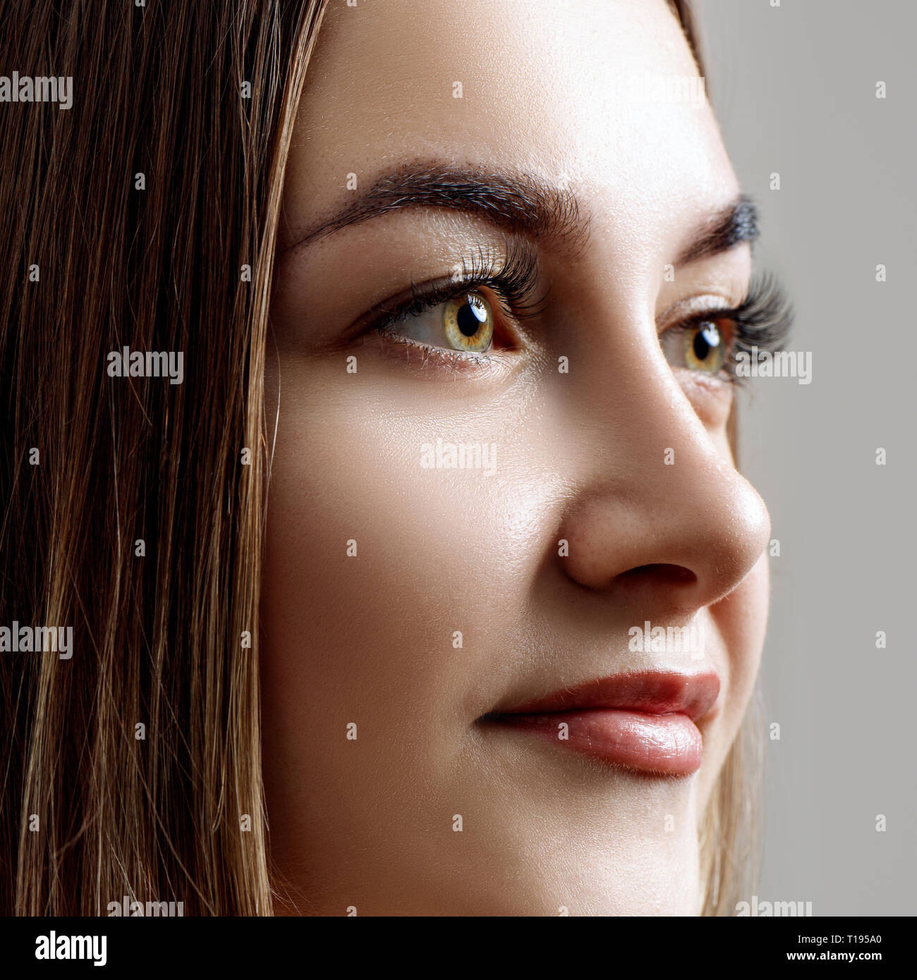 Vue latérale sur le beau visage de femme avec une peau parfaite. Banque D'Images