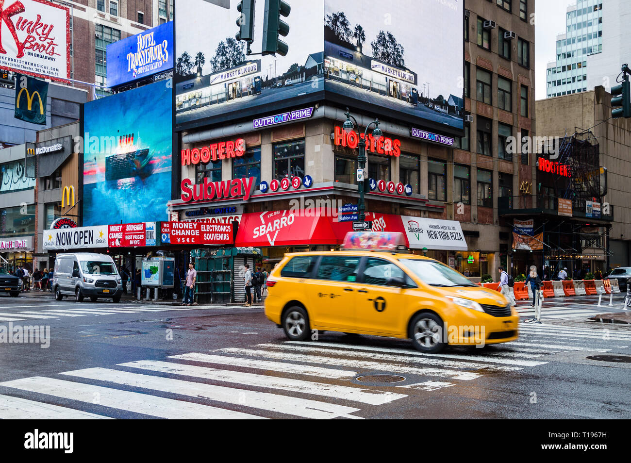 La ville de New York, USA - 21 juin 2018 : scène de rue à la 7ème Avenue à Manhattan, avec le taxi et populaire restaurant Hooters Banque D'Images