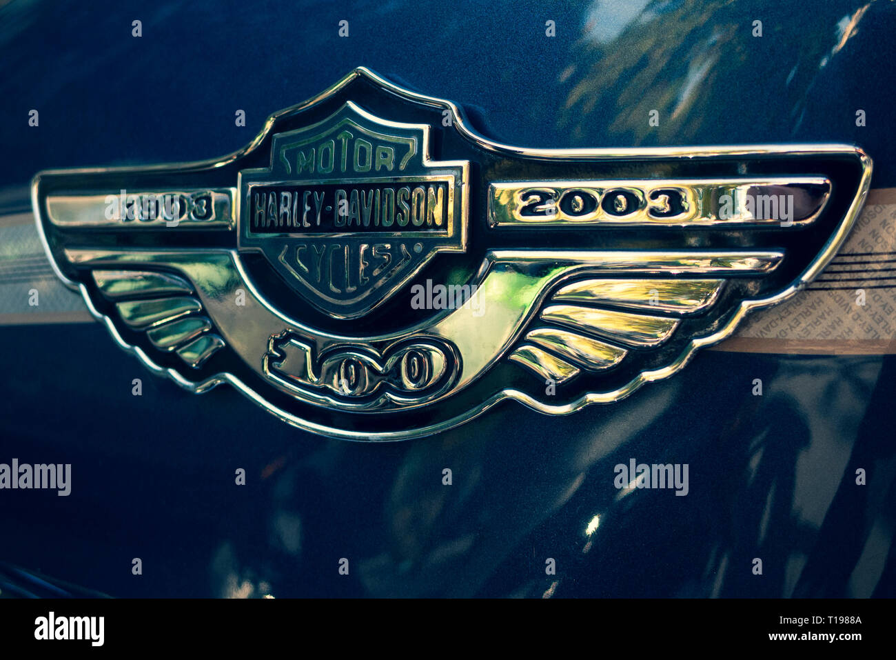 Une Harley Davidson 1903-2003 100e anniversaire de l'emblème de réservoir Banque D'Images