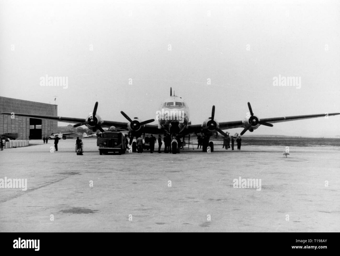 Transport / Transports, aviation, avion, Douglas DC-6 de la KLM Royal Dutch Airlines, lors de l'avitaillement, l'Espagne, 1950 Additional-Rights Clearance-Info-Not-Available- Banque D'Images