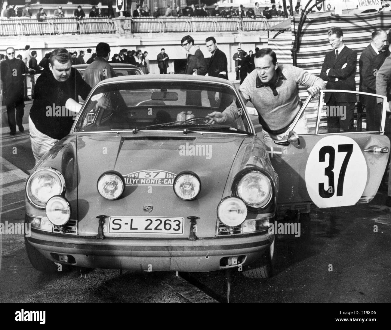 Voiture de sport, course, Rallye de Monte Carlo, de futurs vainqueurs Lars Helmer, Bjoern Waldegard, avec Porsche 911 S, Monaco-Vals, 23.1.1969, Additional-Rights Clearance-Info-Not-Available- Banque D'Images