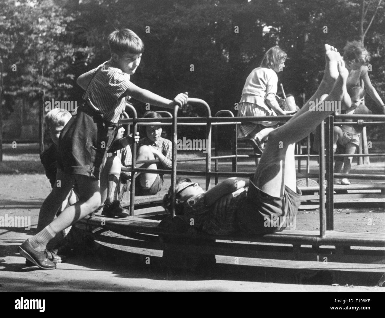 Les gens, les enfants, en jouant, les enfants sur l'aire de jeux pendant les vacances d'été, Düsseldorf, 1960 Additional-Rights Clearance-Info-Not-Available- Banque D'Images