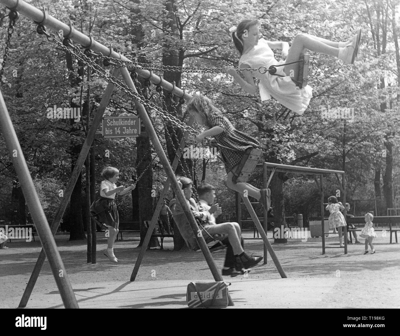 Children playground 1960s Banque de photographies et d’images à haute