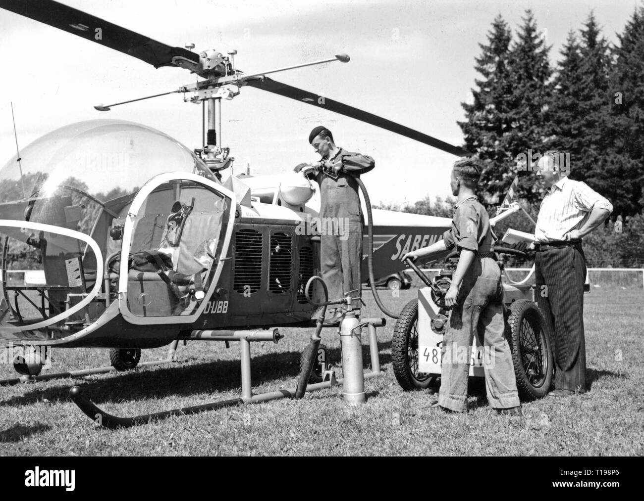 Mail, courrier aérien, hélicoptère Bell 47 D dans le service postal de la Sabena, le ravitaillement en carburant, Belgique, 1950, Additional-Rights Clearance-Info-Not-Available- Banque D'Images
