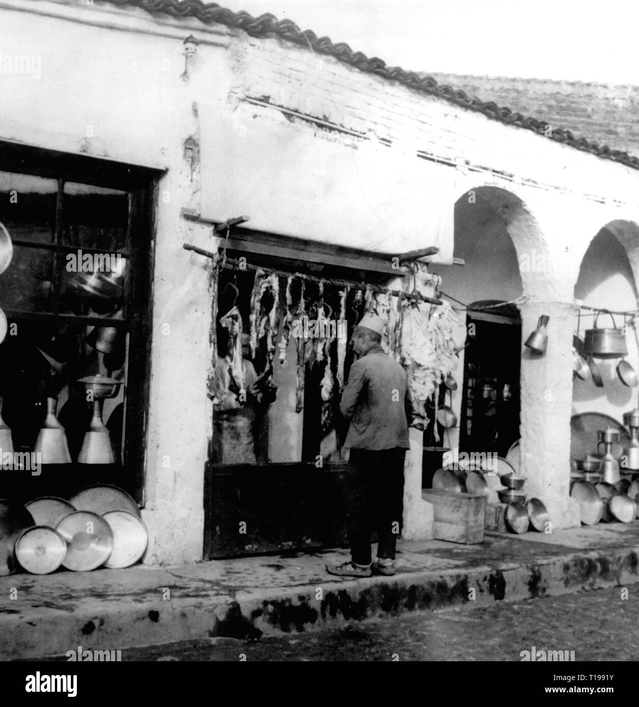 Géographie / historique de voyage, l'Albanie, les villes et les collectivités, Tirana, du commerce, des magasins pour les produits métalliques et Butcher, 1930, Additional-Rights Clearance-Info-Not-Available- Banque D'Images