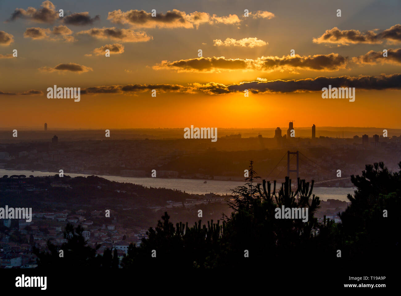 Istanbul, Turquie, 23 juillet 2006 : Coucher de soleil sur le Bosphore Banque D'Images
