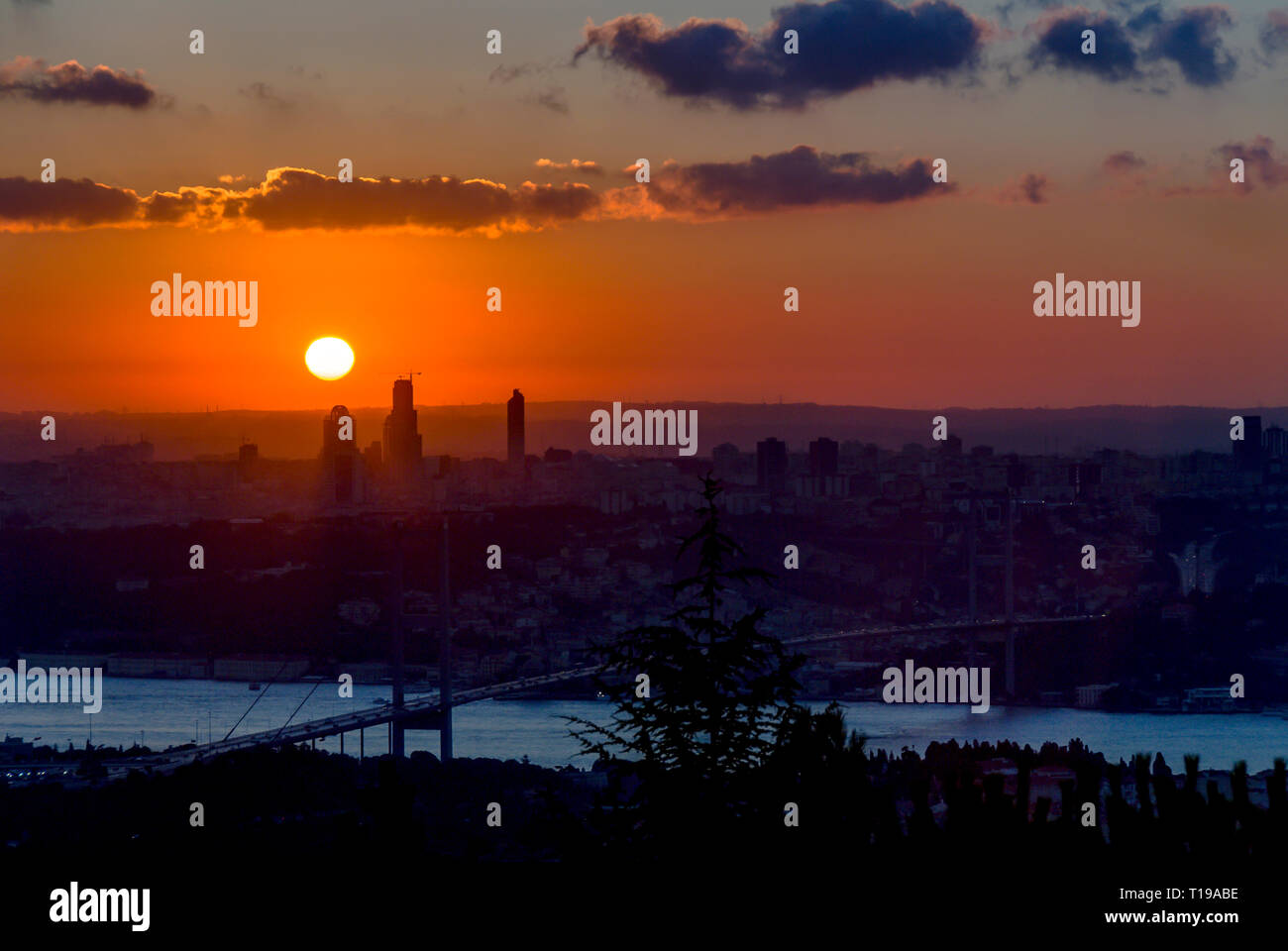 Istanbul, Turquie, 23 juillet 2006 : Coucher de soleil sur le Bosphore Banque D'Images