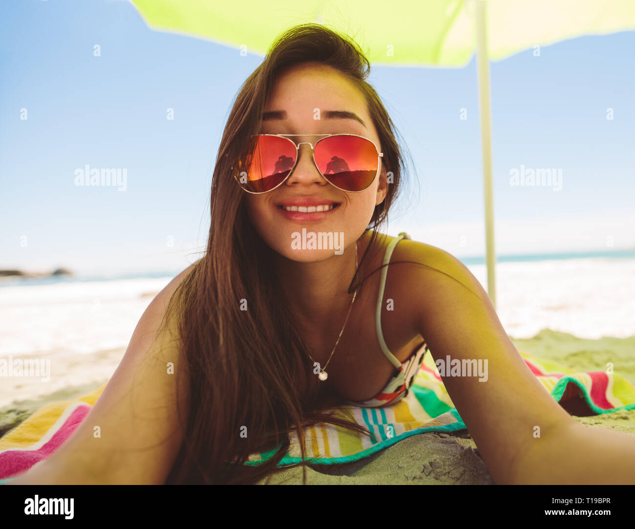 Woman lying on beach under Banque de photographies et d'images à haute  résolution - Alamy