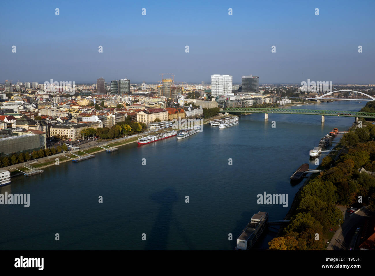 Donnant sur le Danube à partir de la plate-forme d'observation d'OVNIS, Bratislava, Slovaquie Banque D'Images