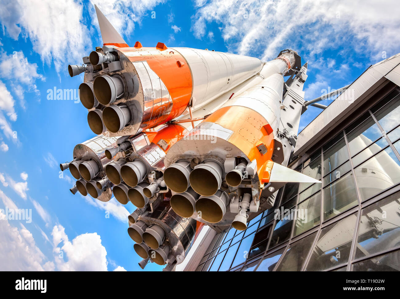 Transport spatial russe fusée avec les moteurs de fusée contre un ciel bleu Banque D'Images