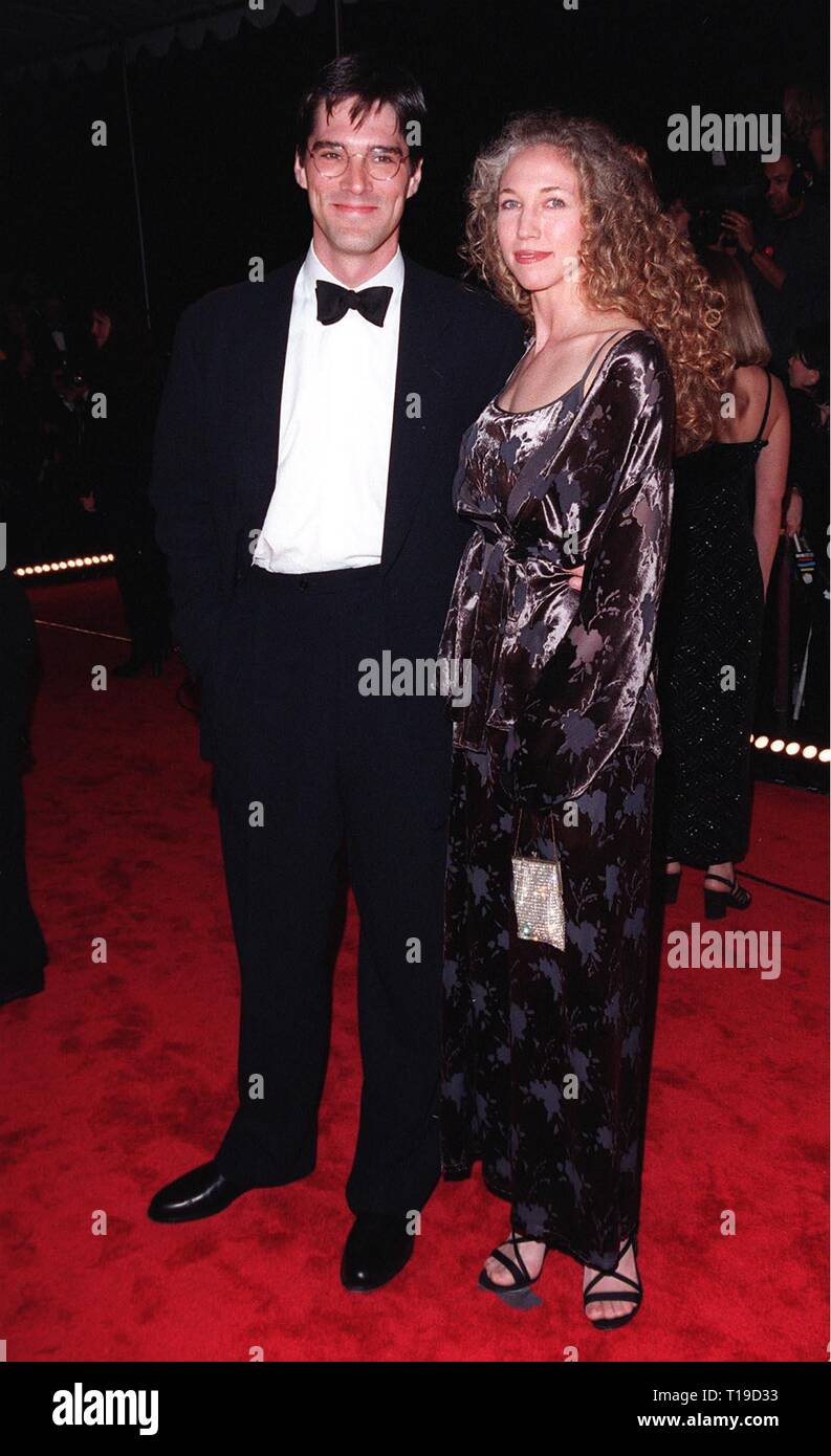LOS ANGELES, CA - le 11 janvier 1998 : 'Dharma & Greg' star THOMAS GIBSON et femme au People's Choice Awards, à Los Angeles, où sa série TV préférée a remporté le nouveau prix de la série de comédie. Banque D'Images