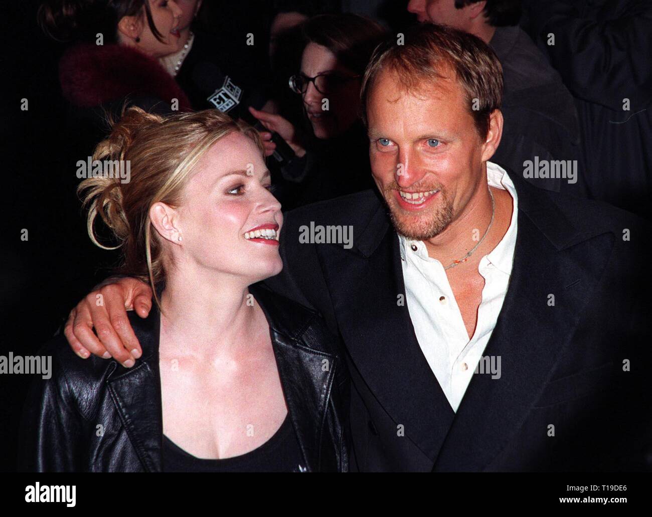 LOS ANGELES, CA - 17 Février 1998 : l'acteur Woody Harrelson & co-star Elisabeth Shue lors de la première mondiale de son nouveau film,'Palmetto,' à Los Angeles. Banque D'Images