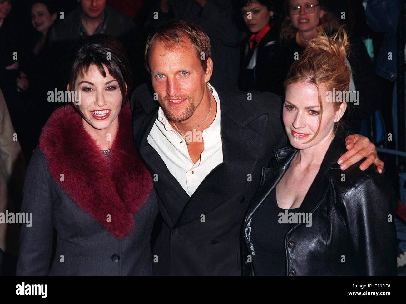 LOS ANGELES, CA - 17 Février 1998 : l'acteur Woody Harrelson avec co-stars Gina Gershon (à gauche) & Elisabeth Shue lors de la première mondiale de son nouveau film, "Palmetto", à Los Angeles. Banque D'Images