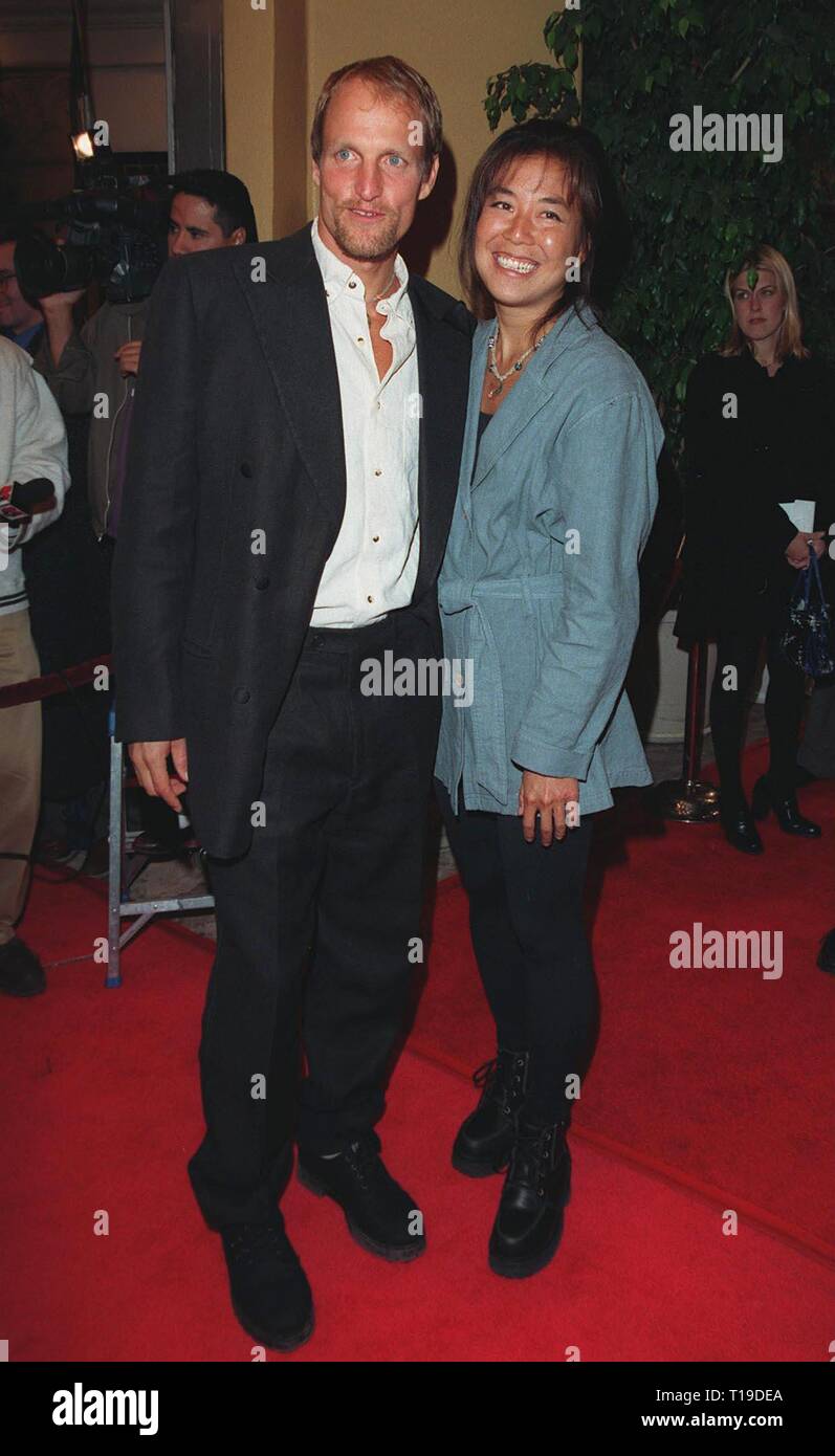 LOS ANGELES, CA - 17 Février 1998 : l'acteur Woody Harrelson & femme lors de la première mondiale de son nouveau film,'Palmetto,' à Los Angeles. Banque D'Images